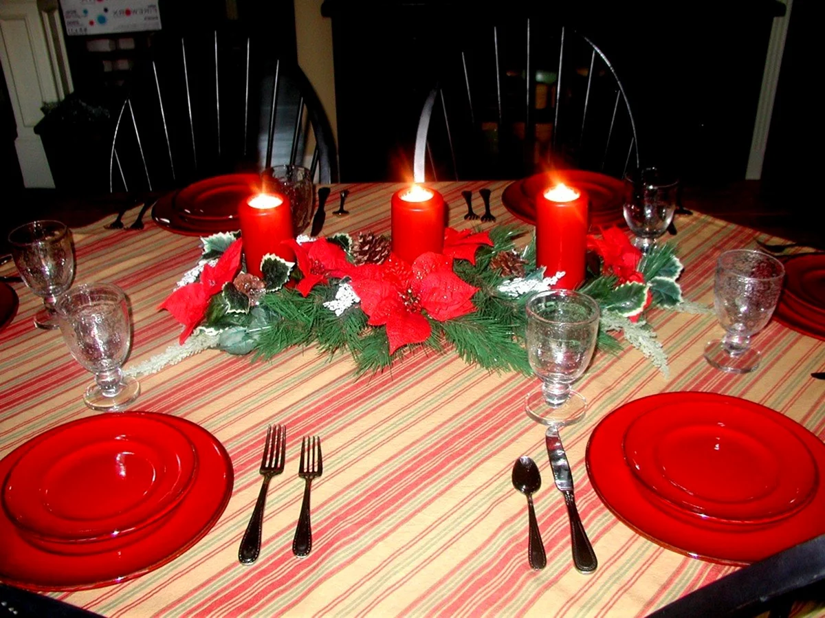 Сервировка новогоднего стола со свечами