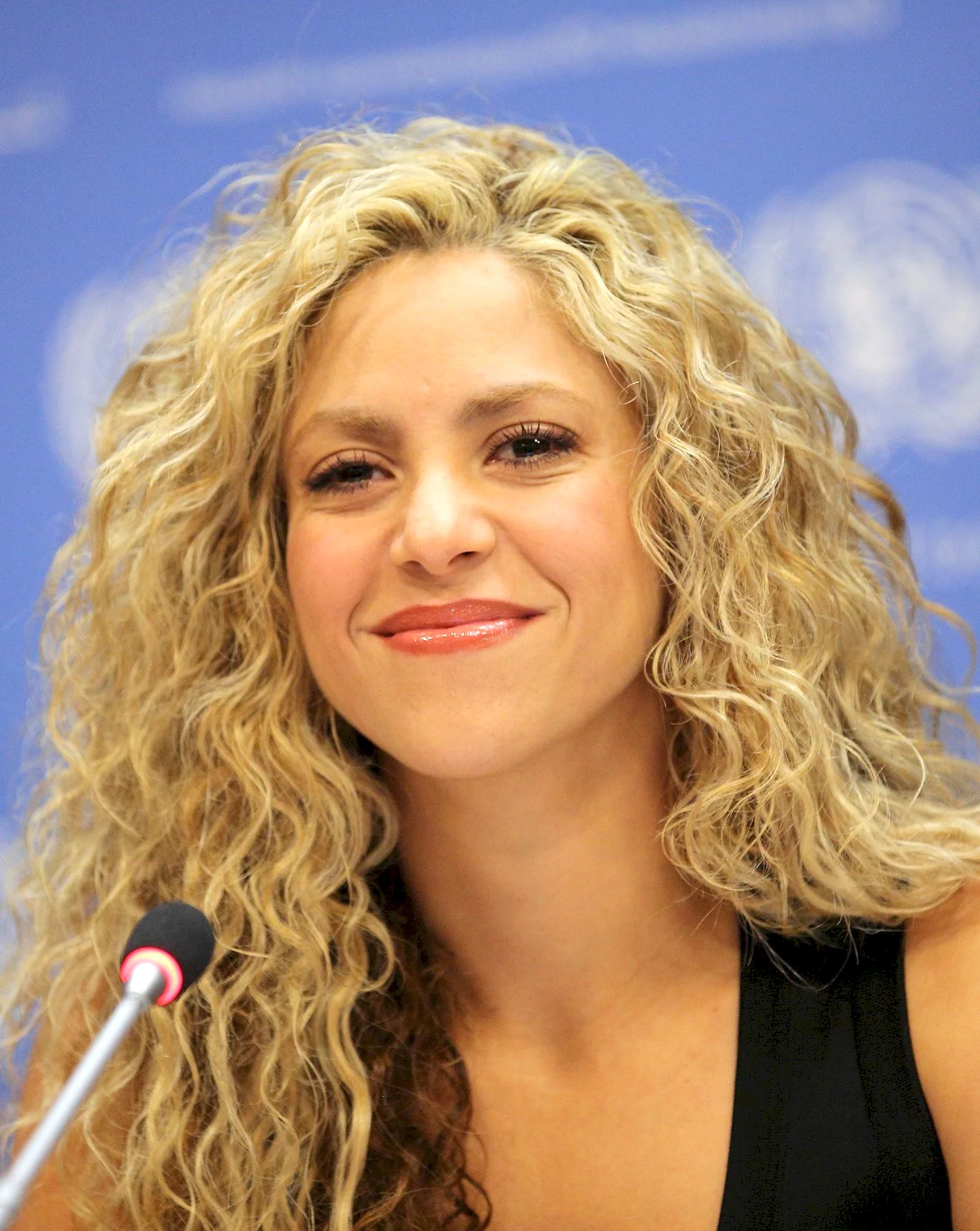 Shakira curly