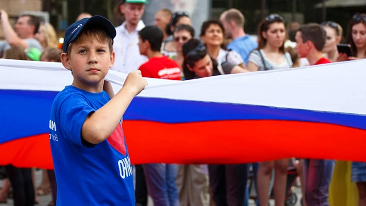 Школьники с флагом России