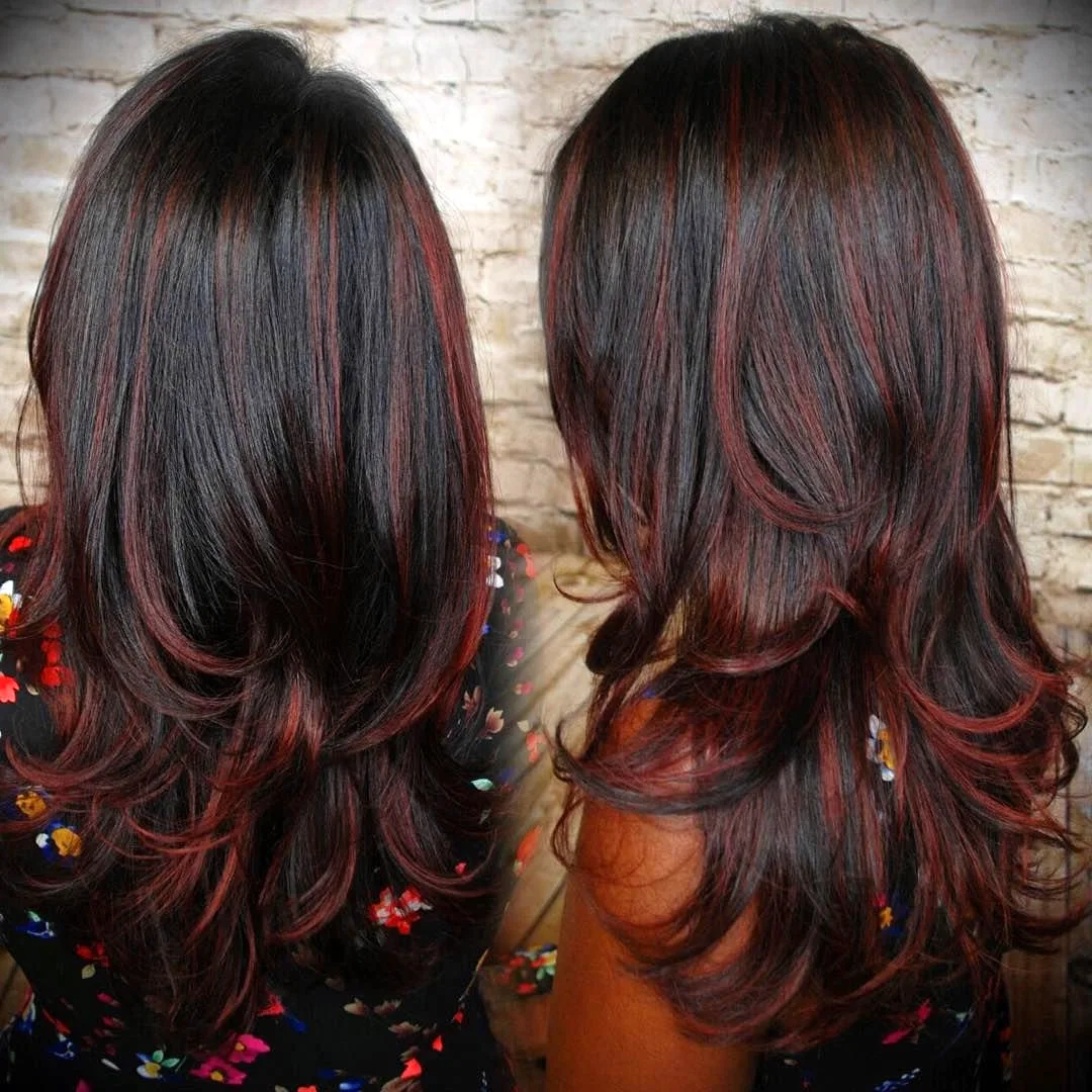 Шоколадные волосы с красными прядями