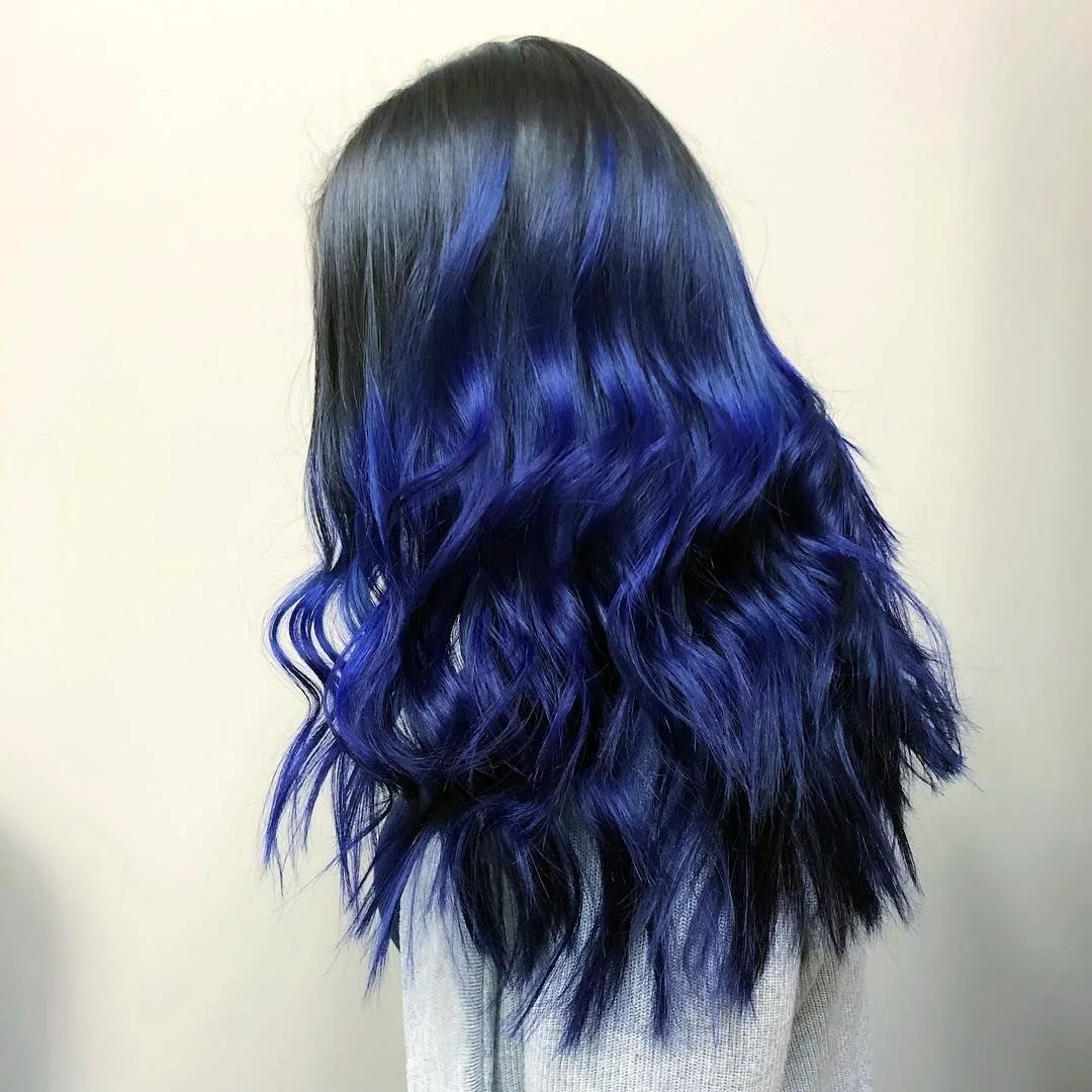 Синие кончики на темных волосах