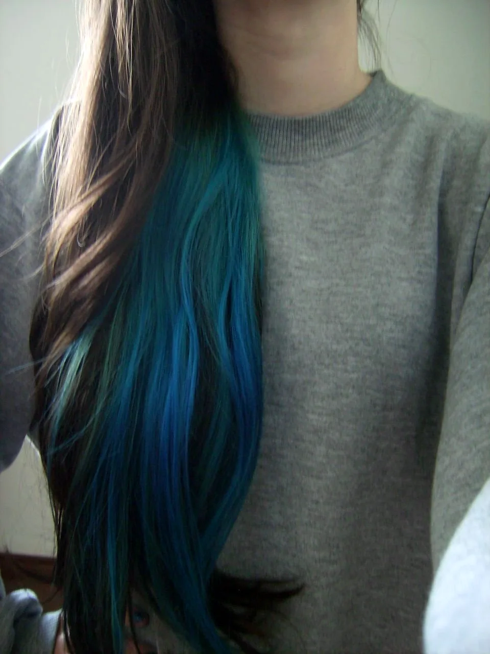 Синие кончики волос на светлых волосах