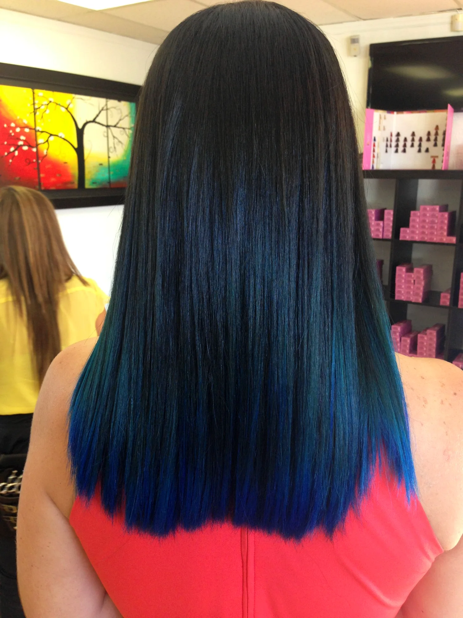 Синие кончики волос на темных волосах