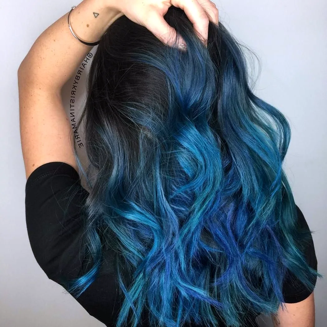 Синие концы на темных волосах