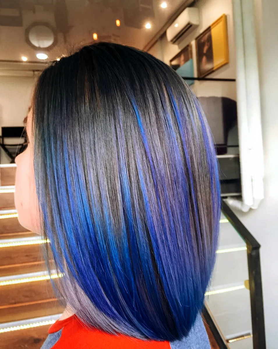 Синие пряди на русых волосах фото