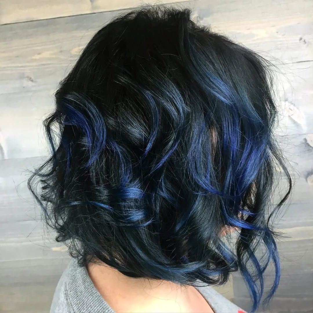 Синие пряди на коротких волосах