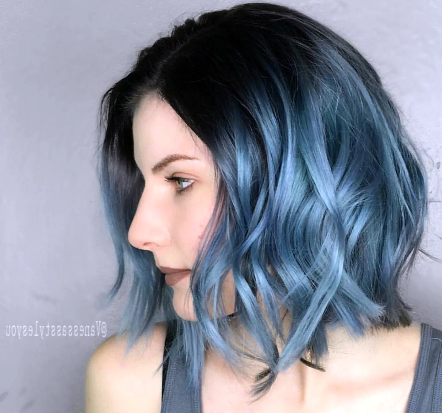 Синие пряди на русых волосах короткая стрижка