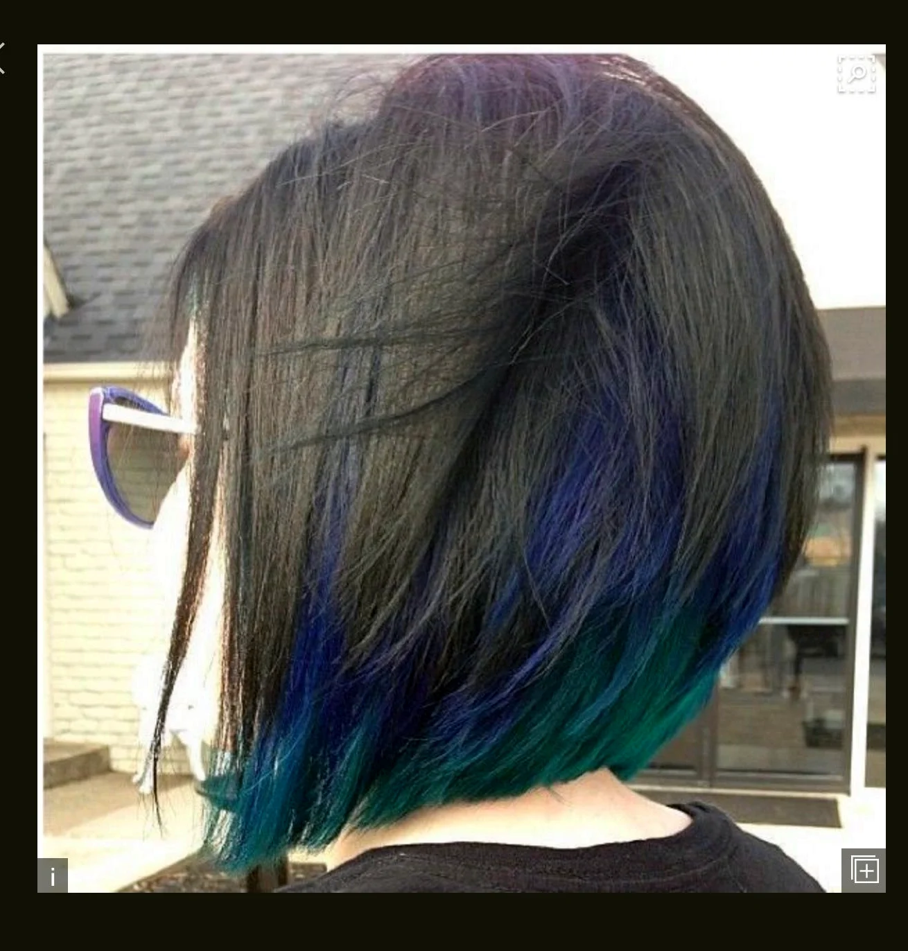 Синие пряди на темных волосах короткая стрижка