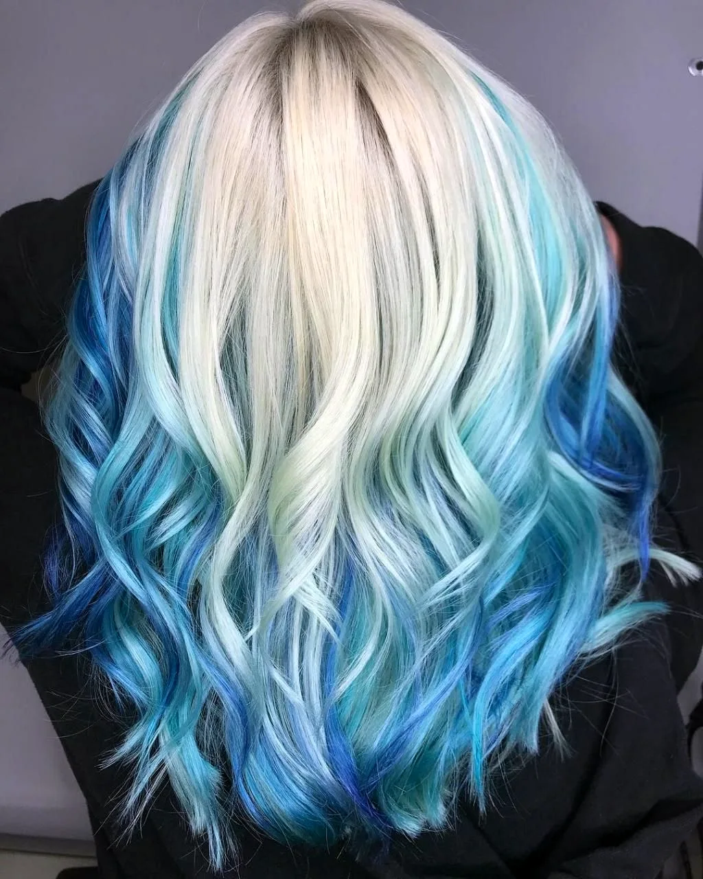 Синие пряди Уэна светлых волосах