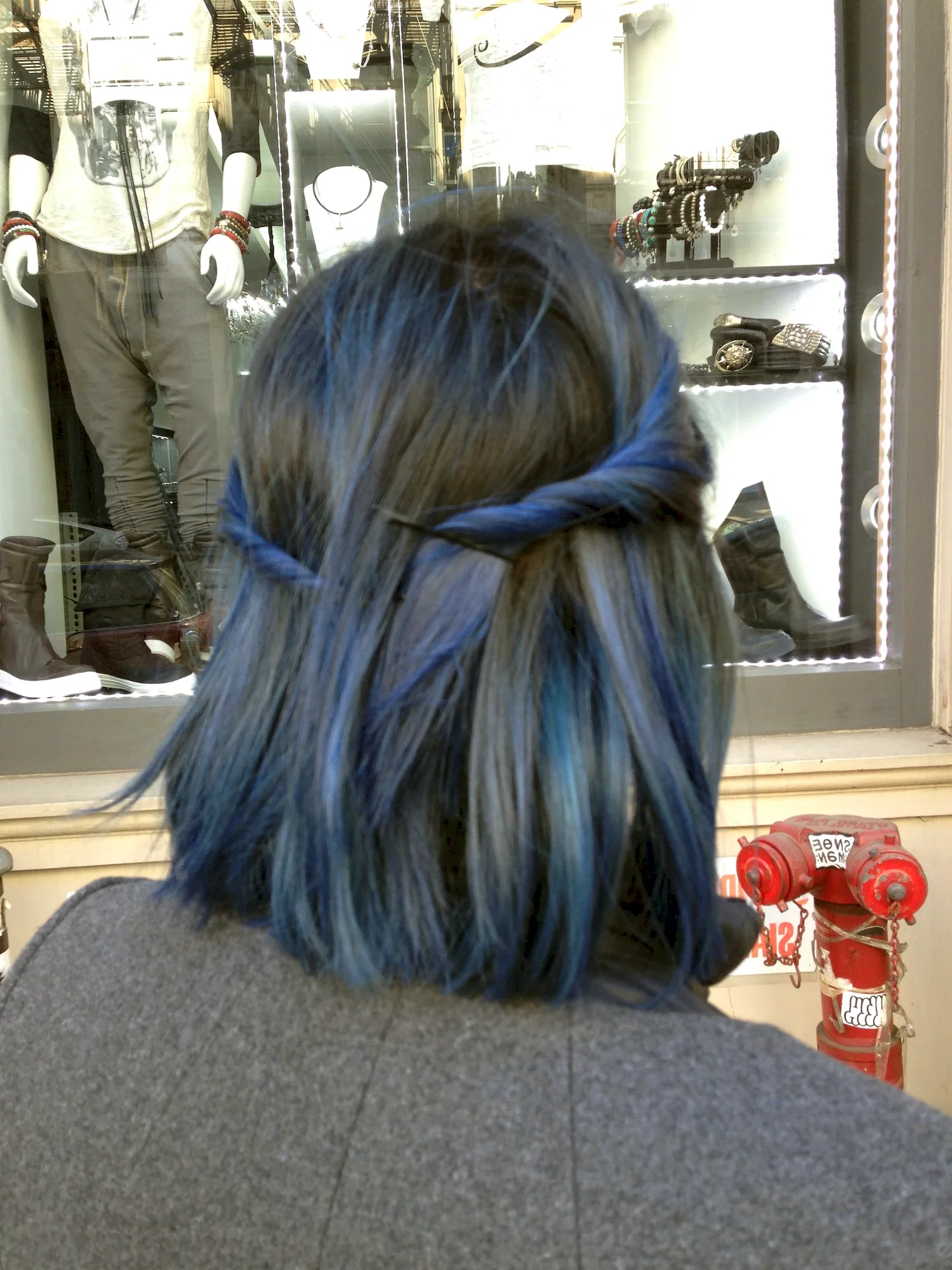 Синие волосы до плеч