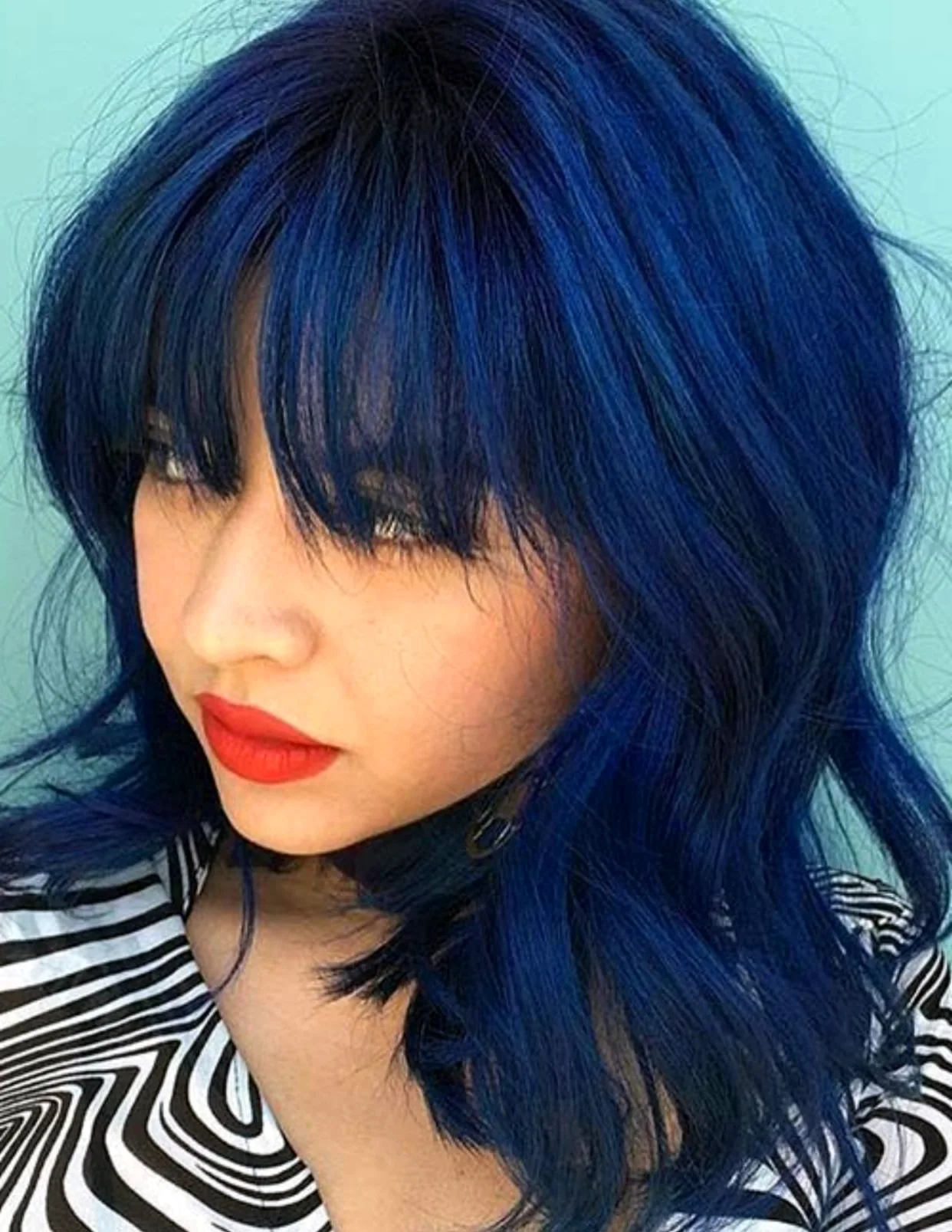 Синие волосы с челкой