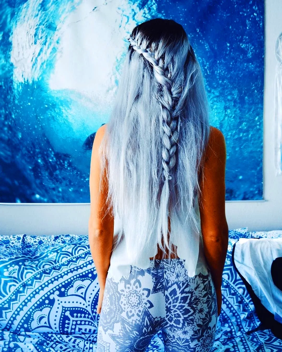 Синие волосы со спины