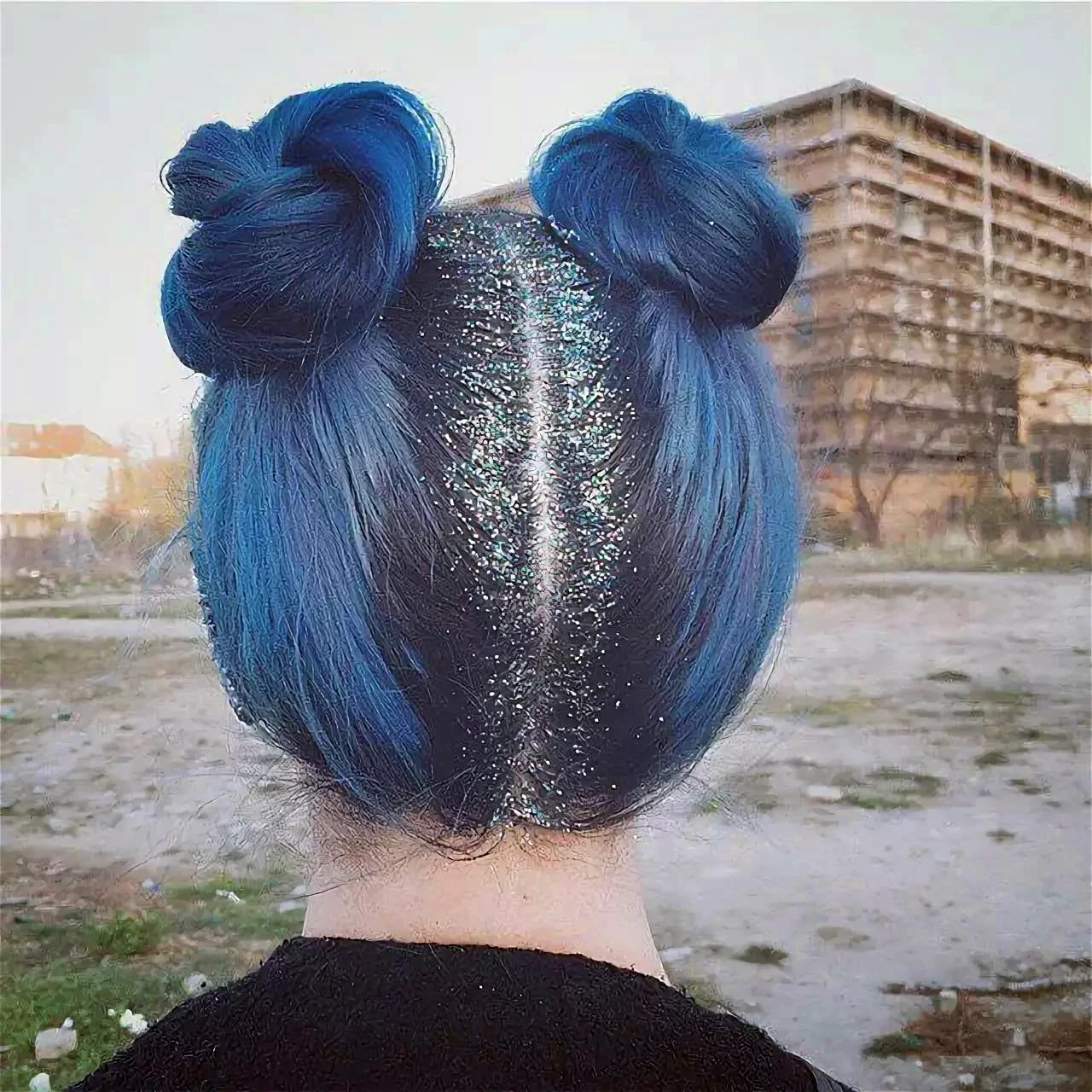 Синие волосы в пучке