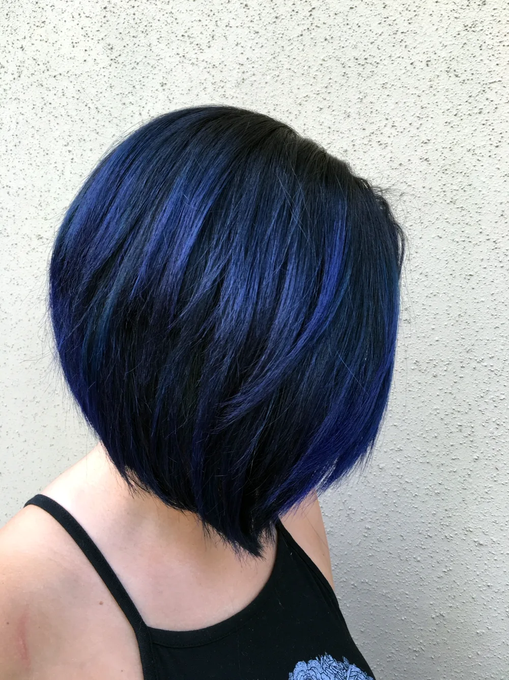 Синий цвет на коротких волосах