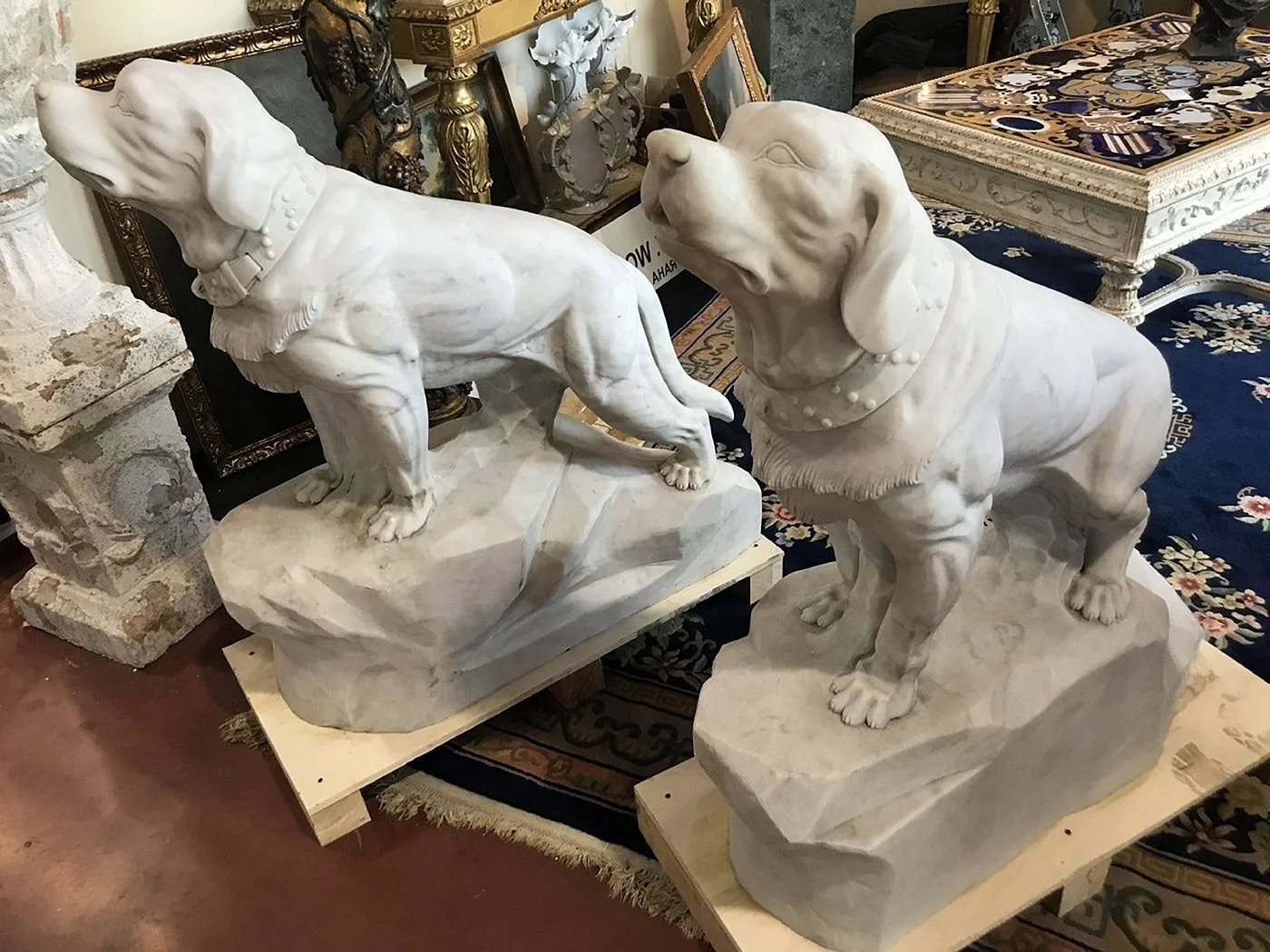 Скульптура собаки из мрамора
