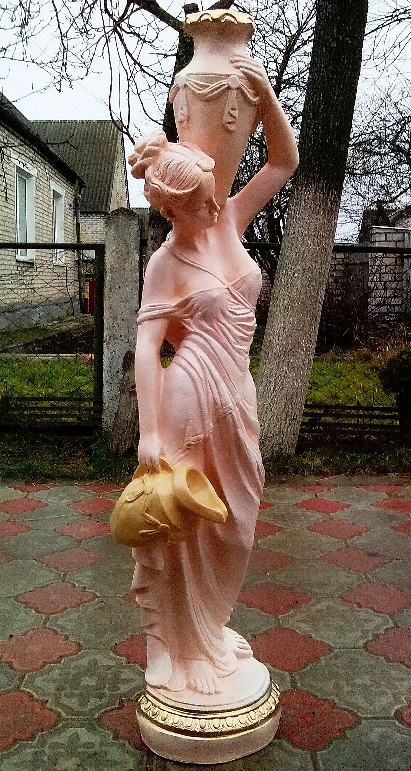 Скульптура женщины с кувшином