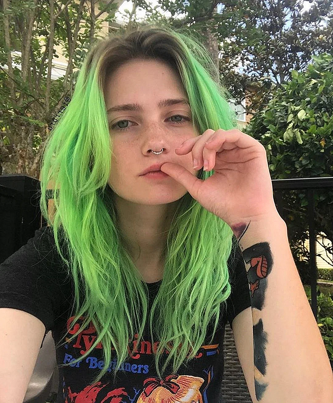Слава Марлоу с зелёными волосами