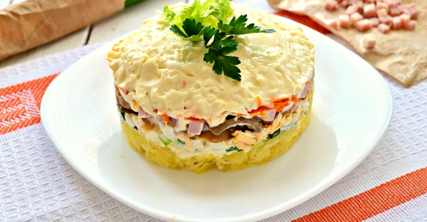 Слоёный салат с курицей грибами и картофелем