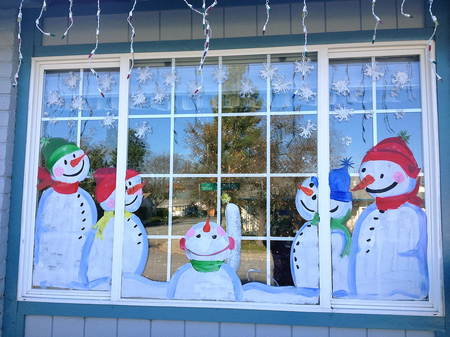 Снеговики для украшения окон