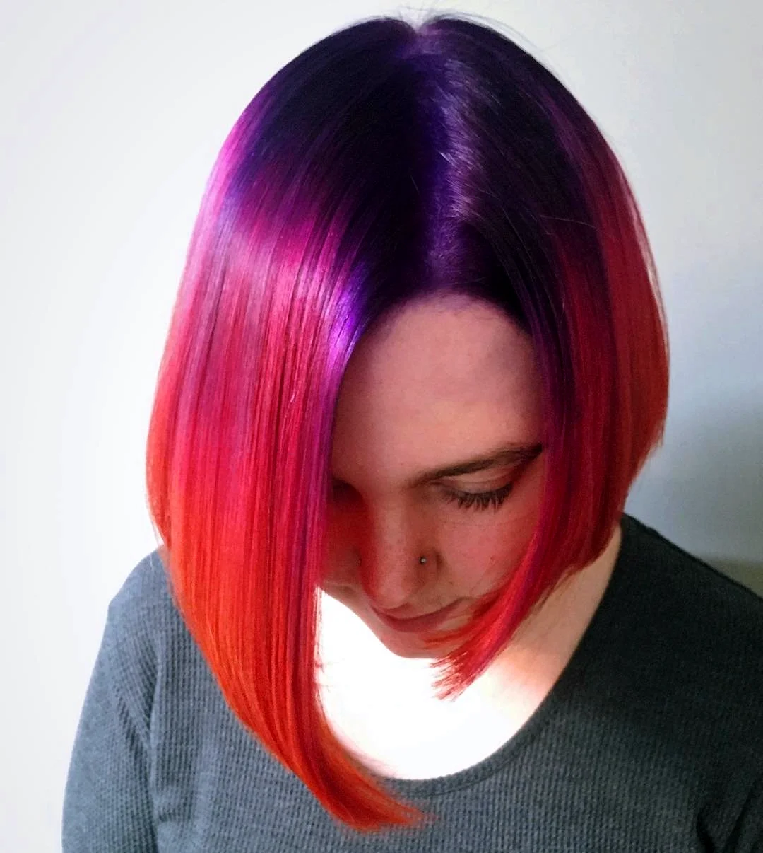 Сочетание красного и фиолетового на волосах