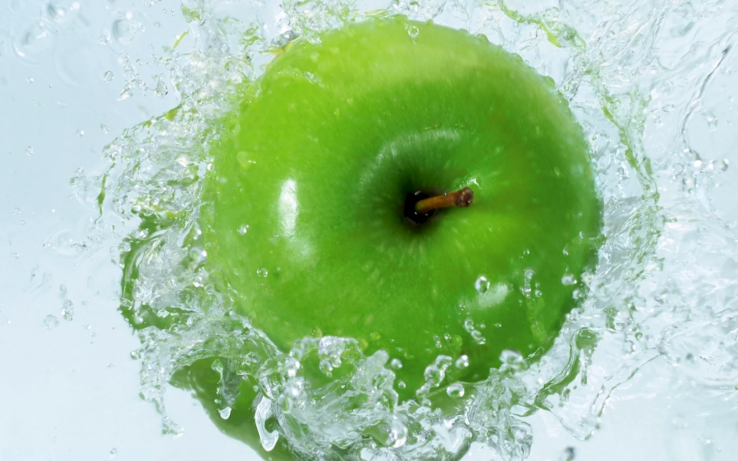 Сочное зеленое яблоко