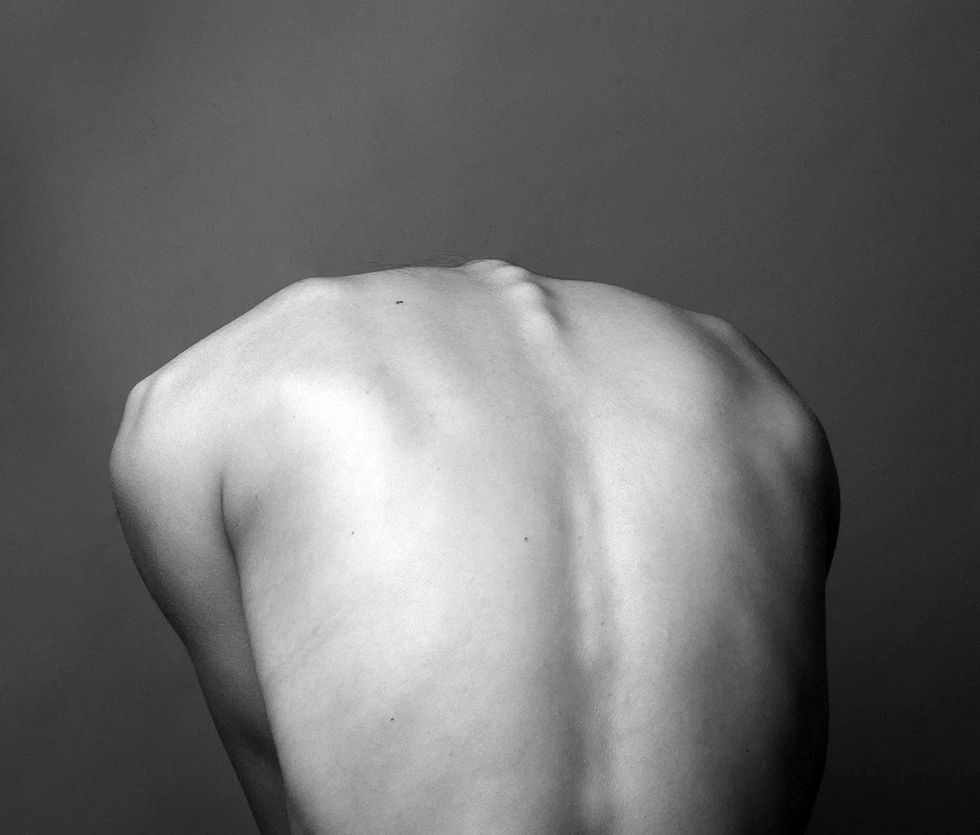 Согнутая мужская спина
