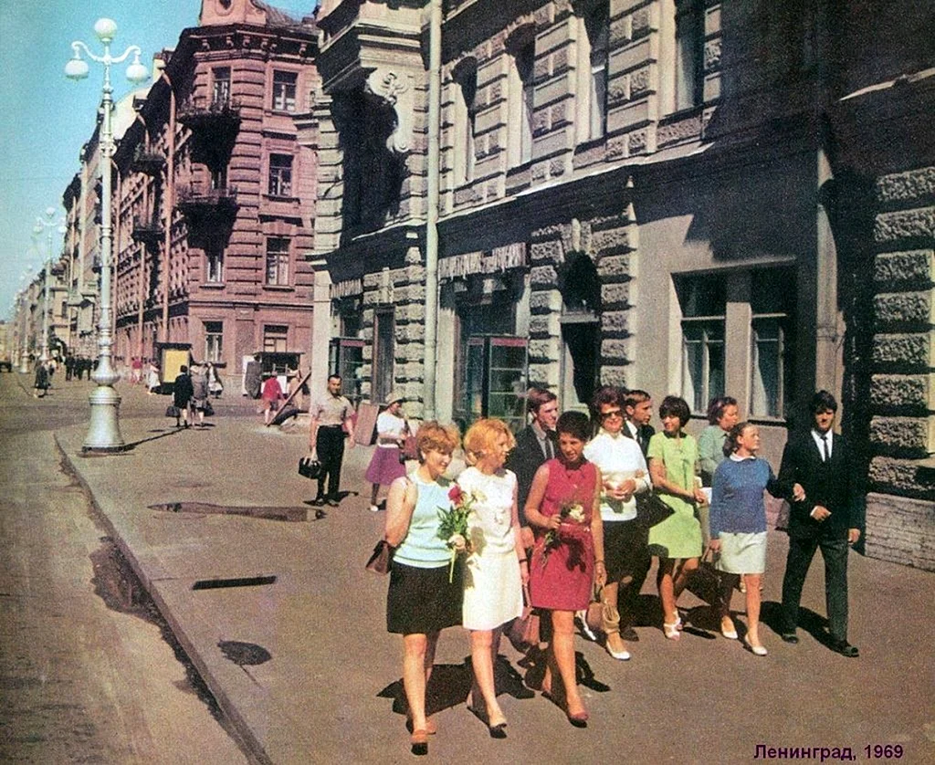 Советские люди на улицах города