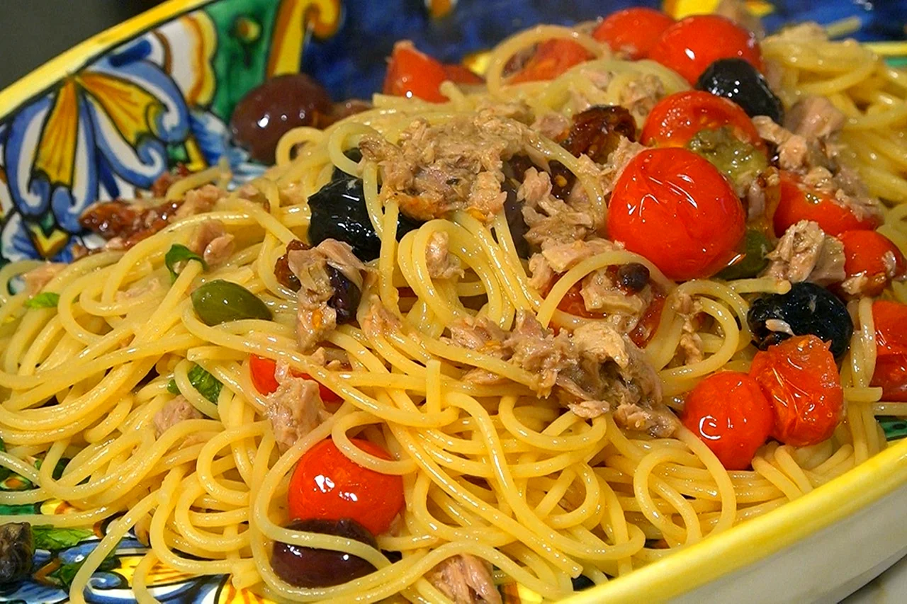 Спагетти путтанеска с тунцом