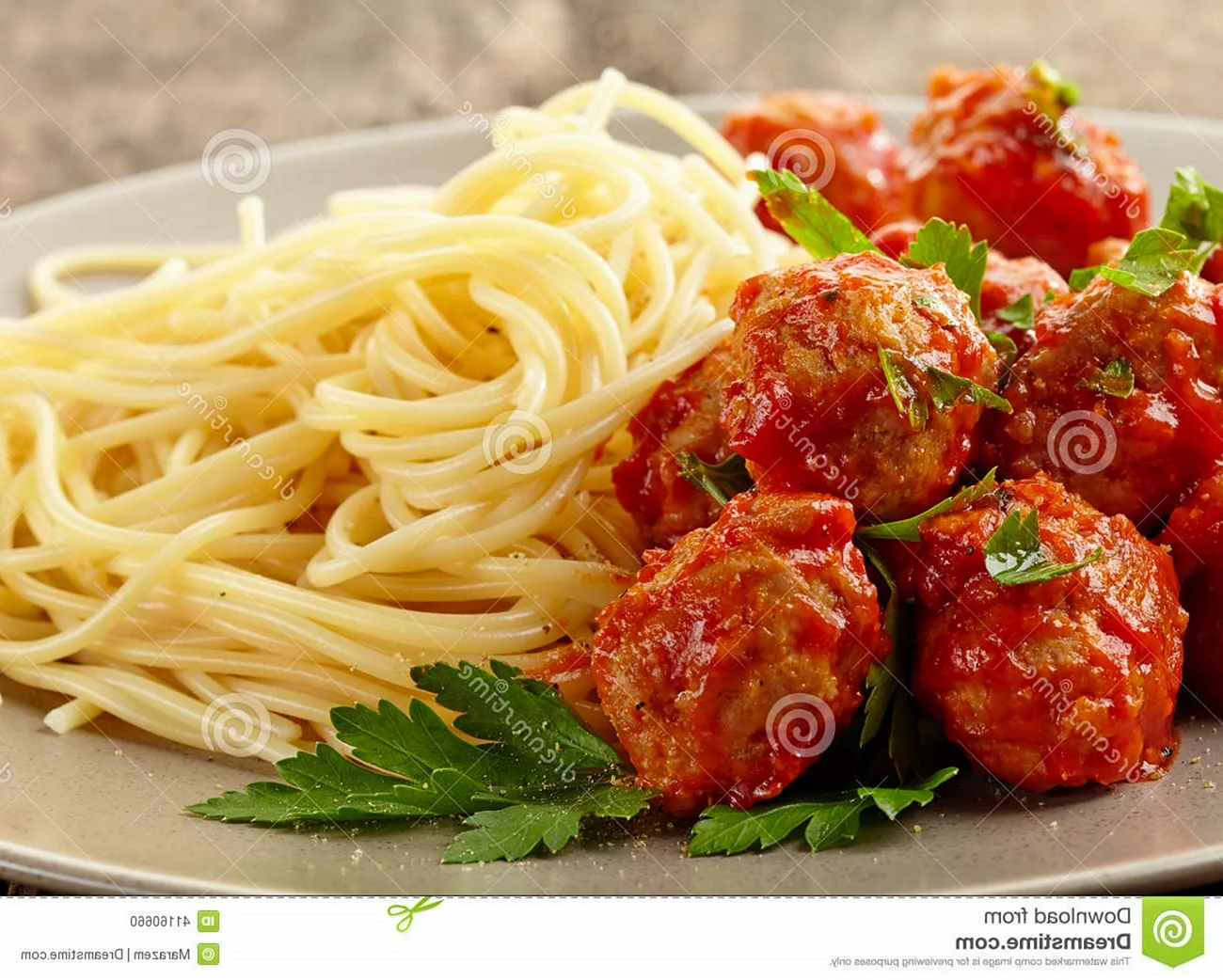Спагетти с фрикадельками в томатно сметанном соусе