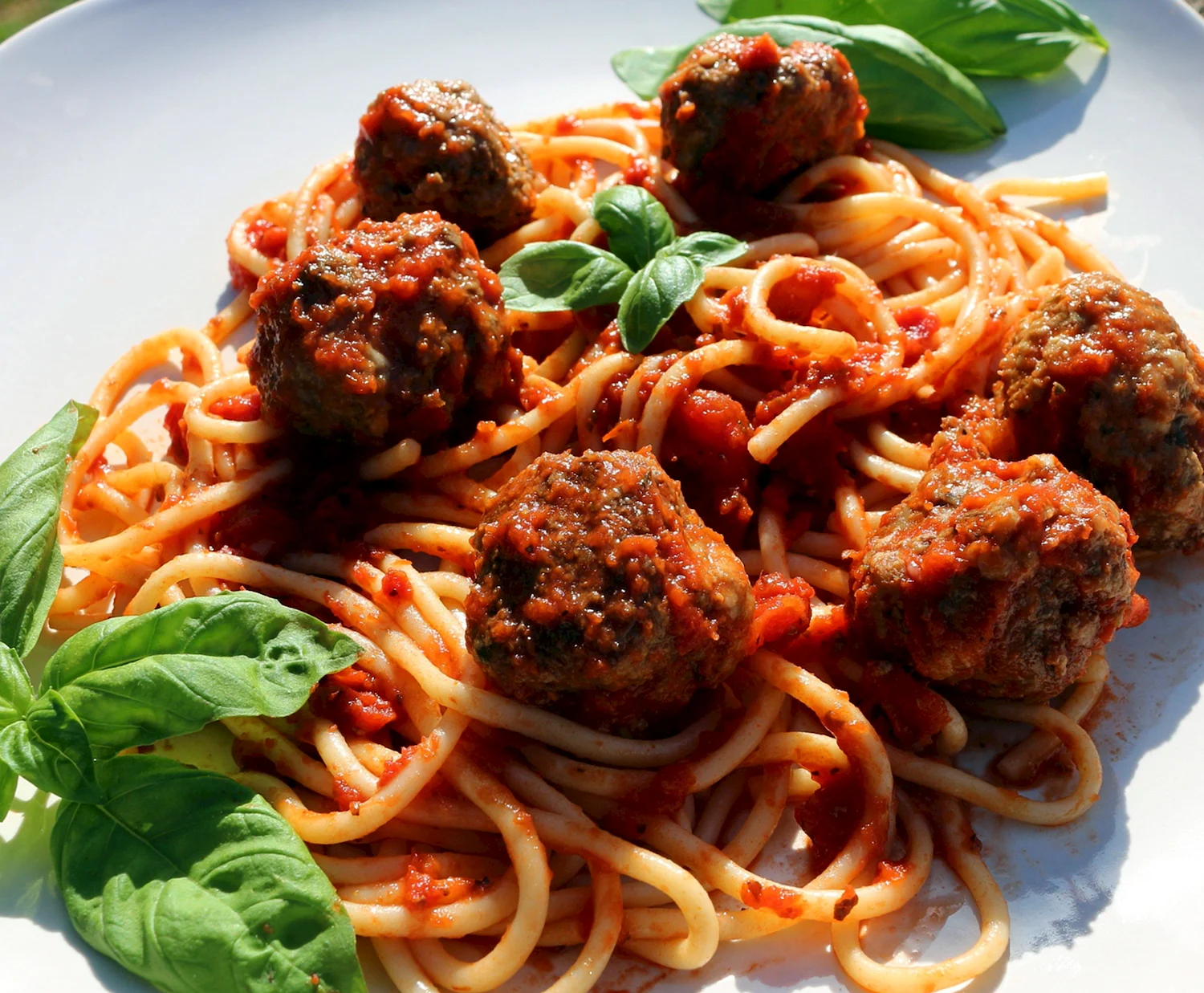 Спагетти с кетчупом и тефтелями