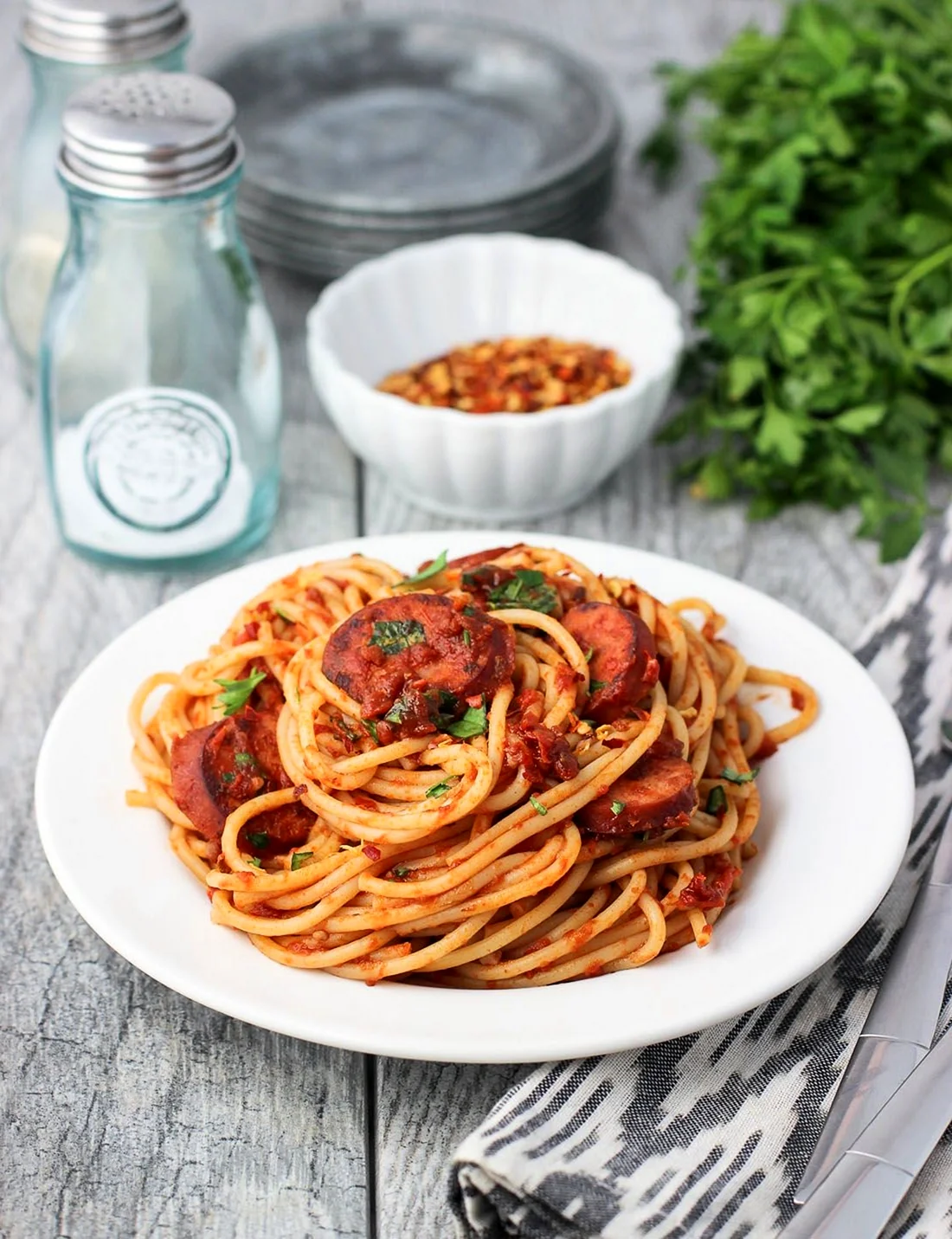 Спагетти с копченой колбасой