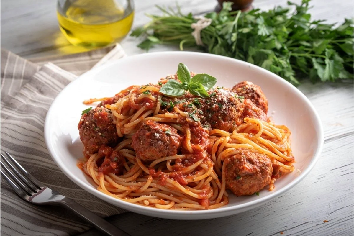 Спагетти с тефтелями в томатном соусе
