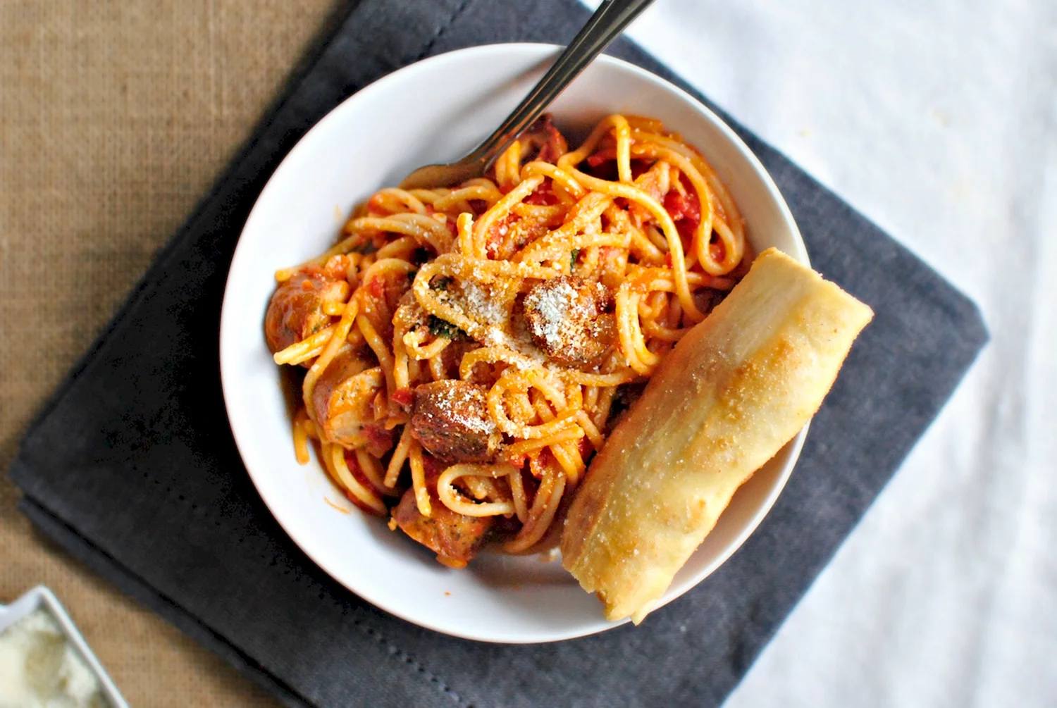 Спагетти с жареными сосисками