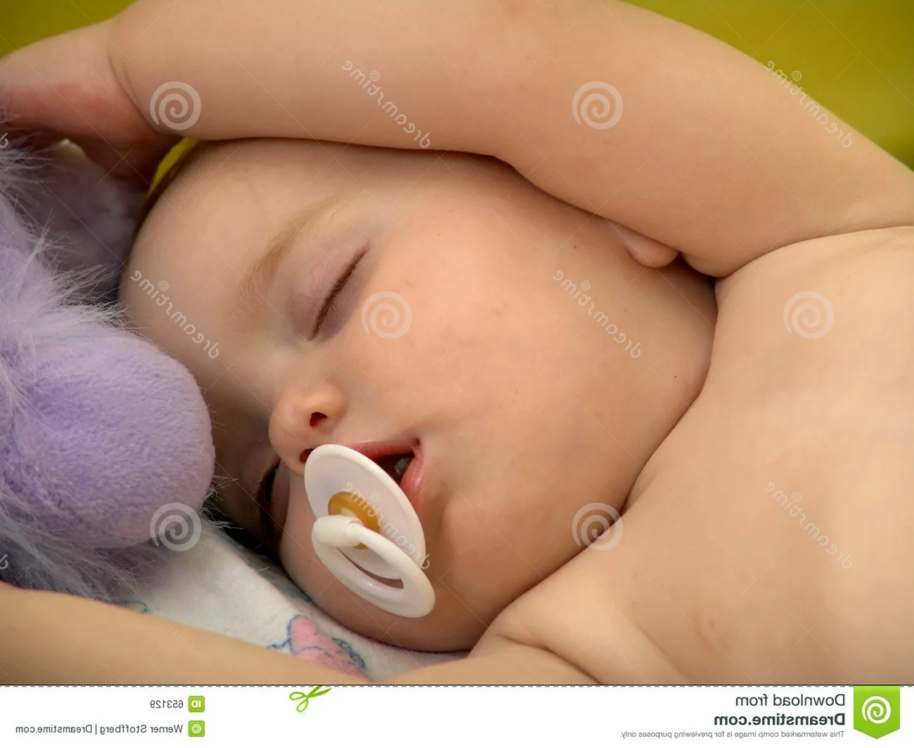 Спящий ребенок с пустышкой