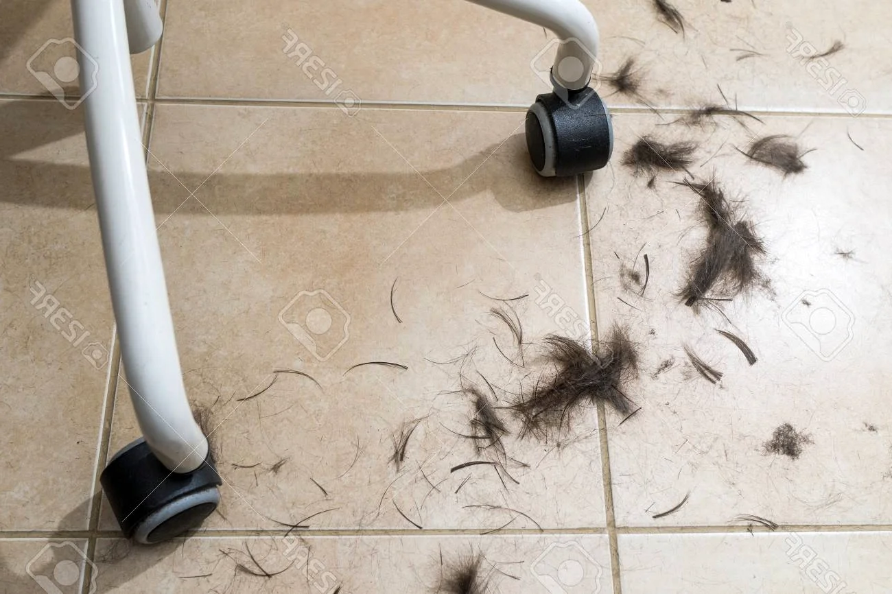 Срезанные волосы на полу