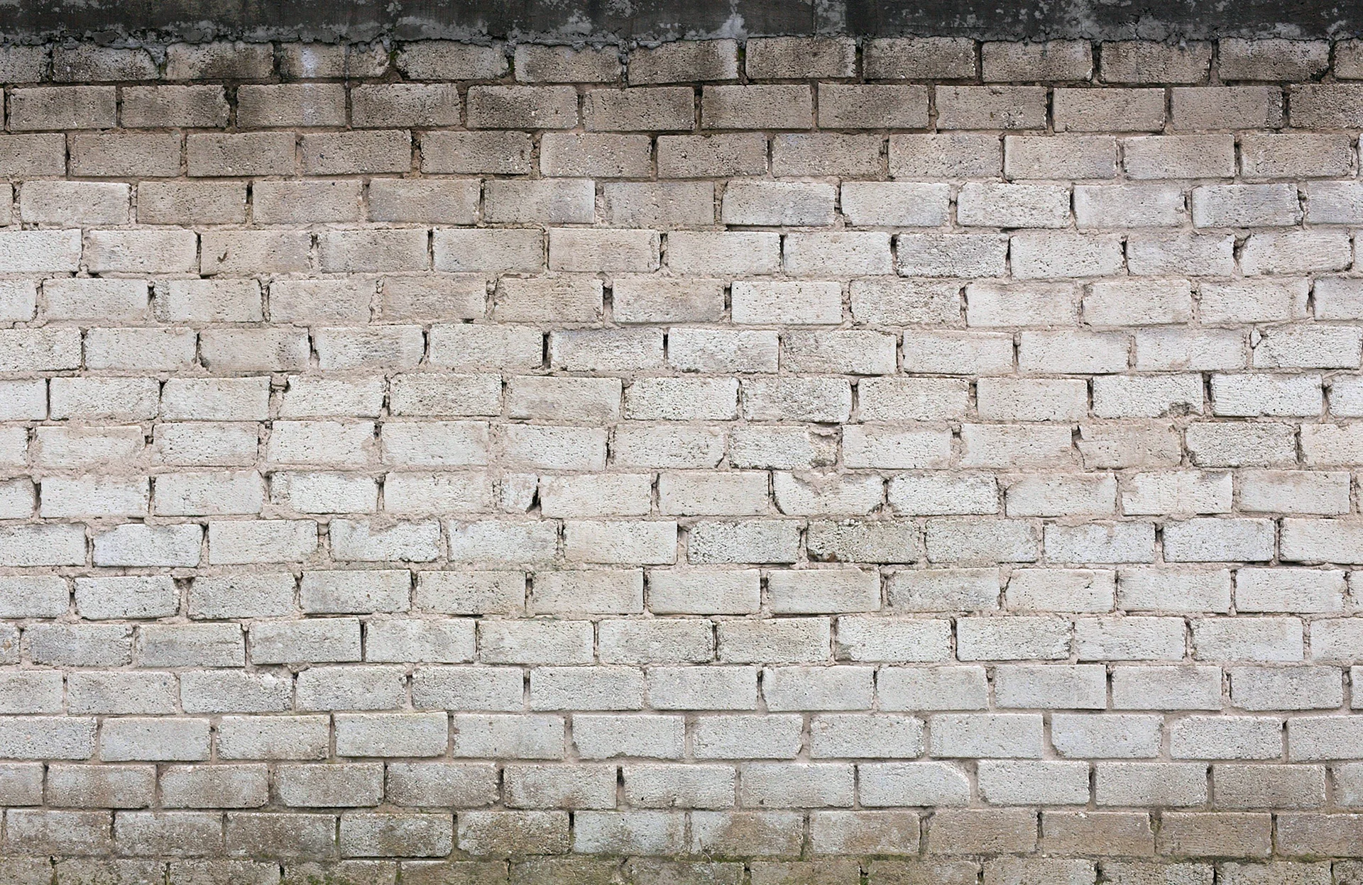 Старая белая кирпичная стена