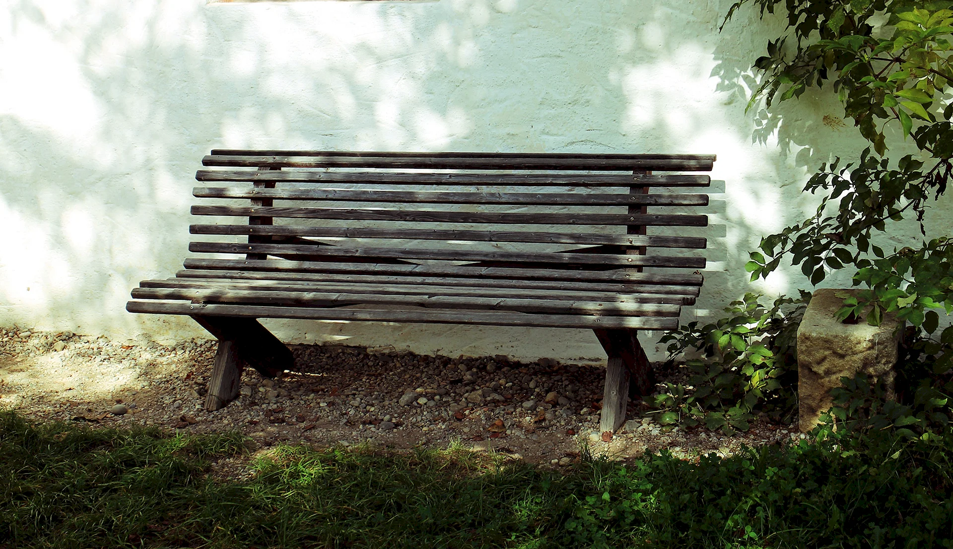 Старая скамейка в парке