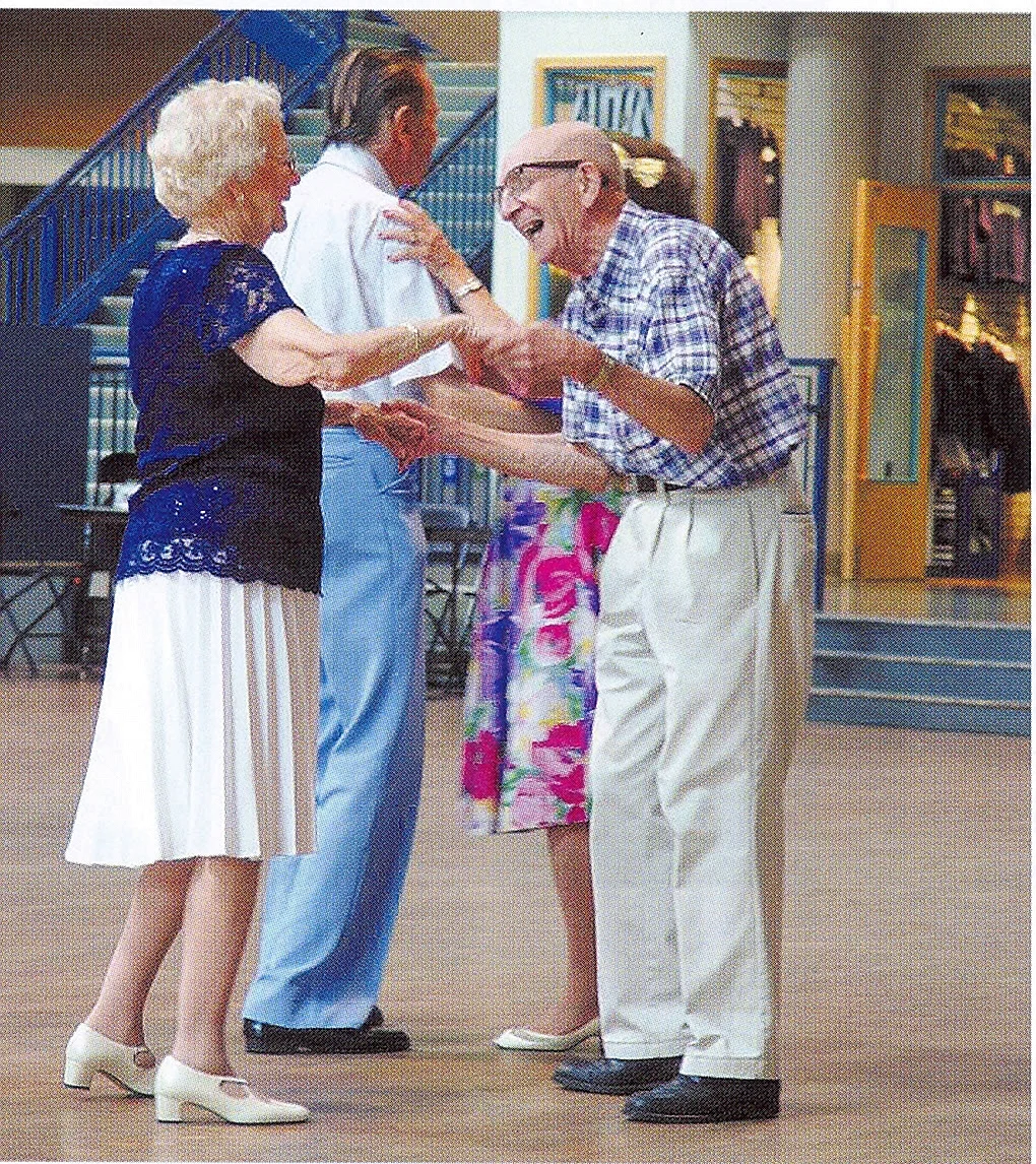 Старики танцуют