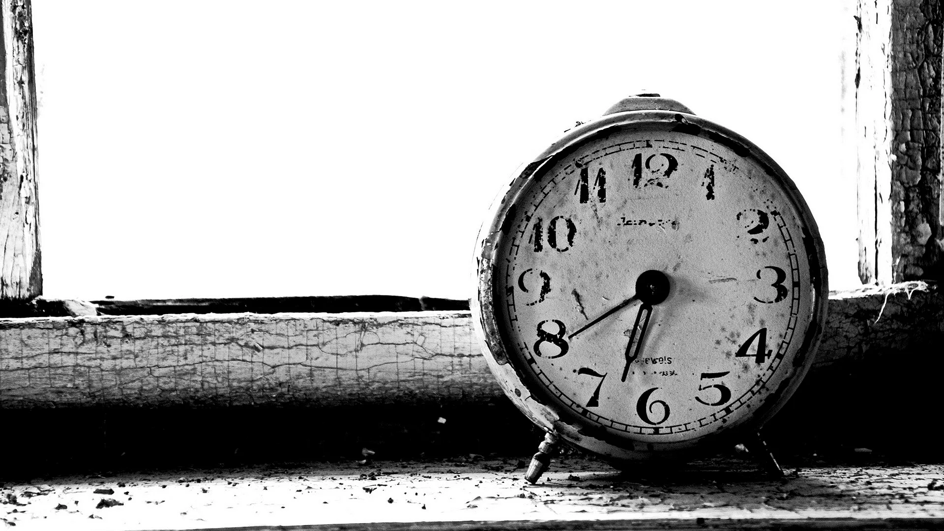 Старинные часы на черном фоне