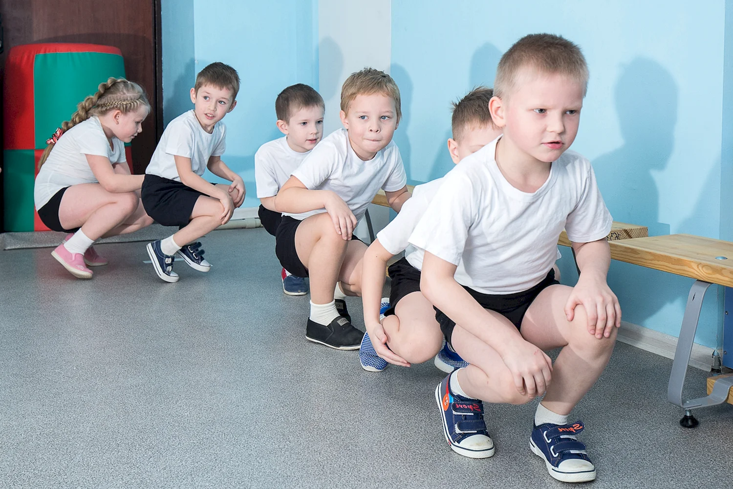 Старшие дошкольники на физкультуре на стенке