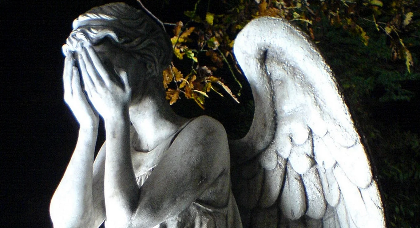 Статуя плачущего ангела