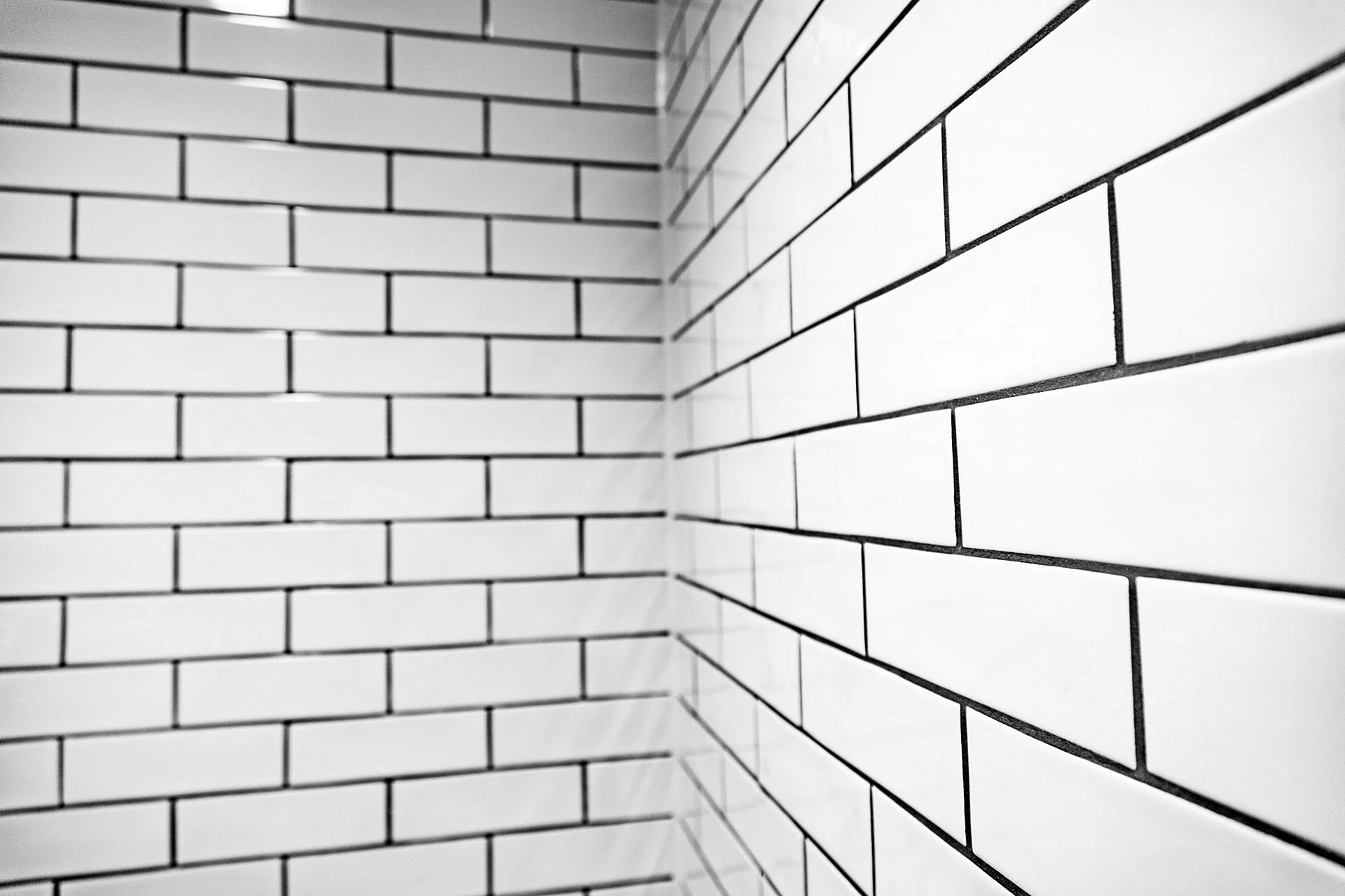 Стена из белой плитки