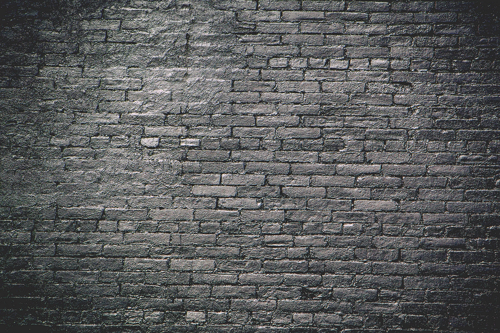 Стена из темного кирпича