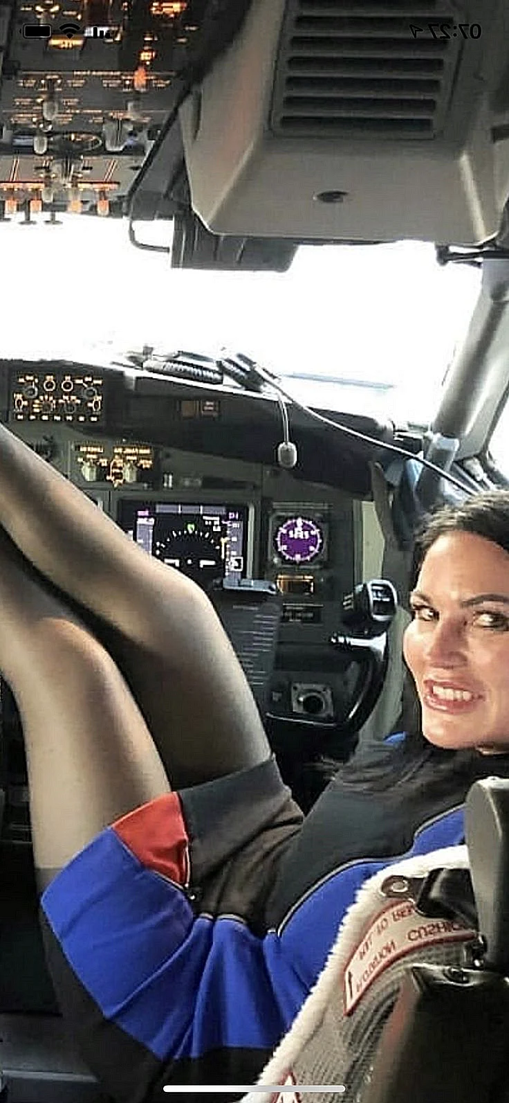 Стюардесса в кабине пилота