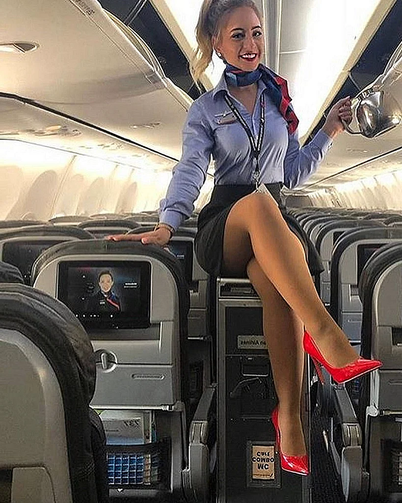 Стюардесса в самолёте секси