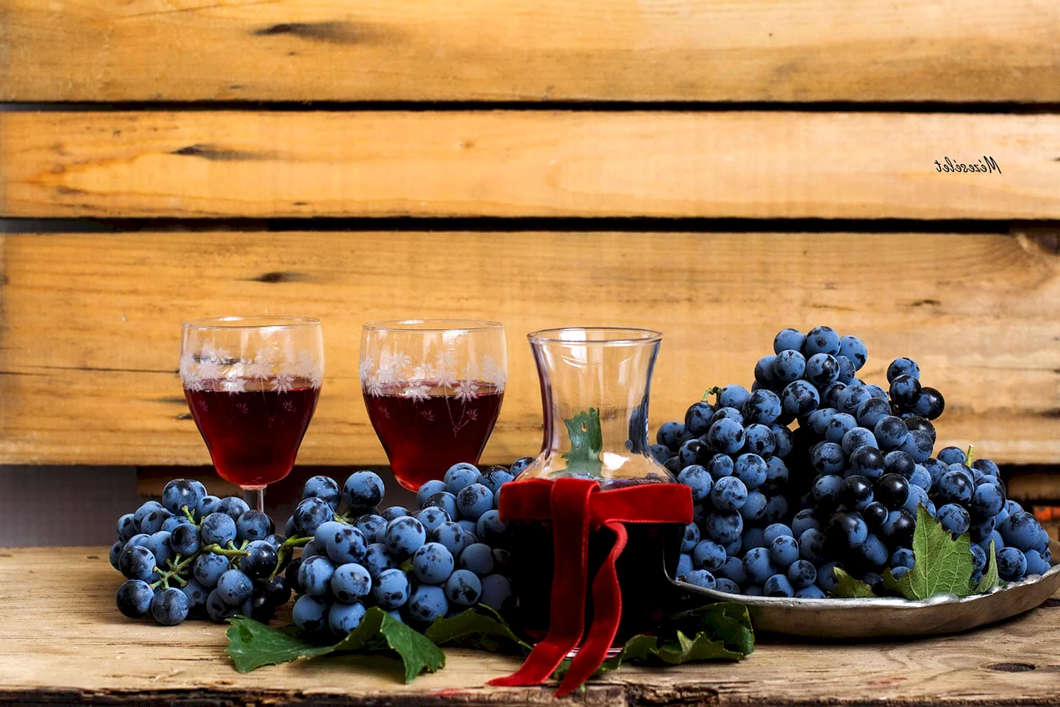 Стол с виноградом и вином