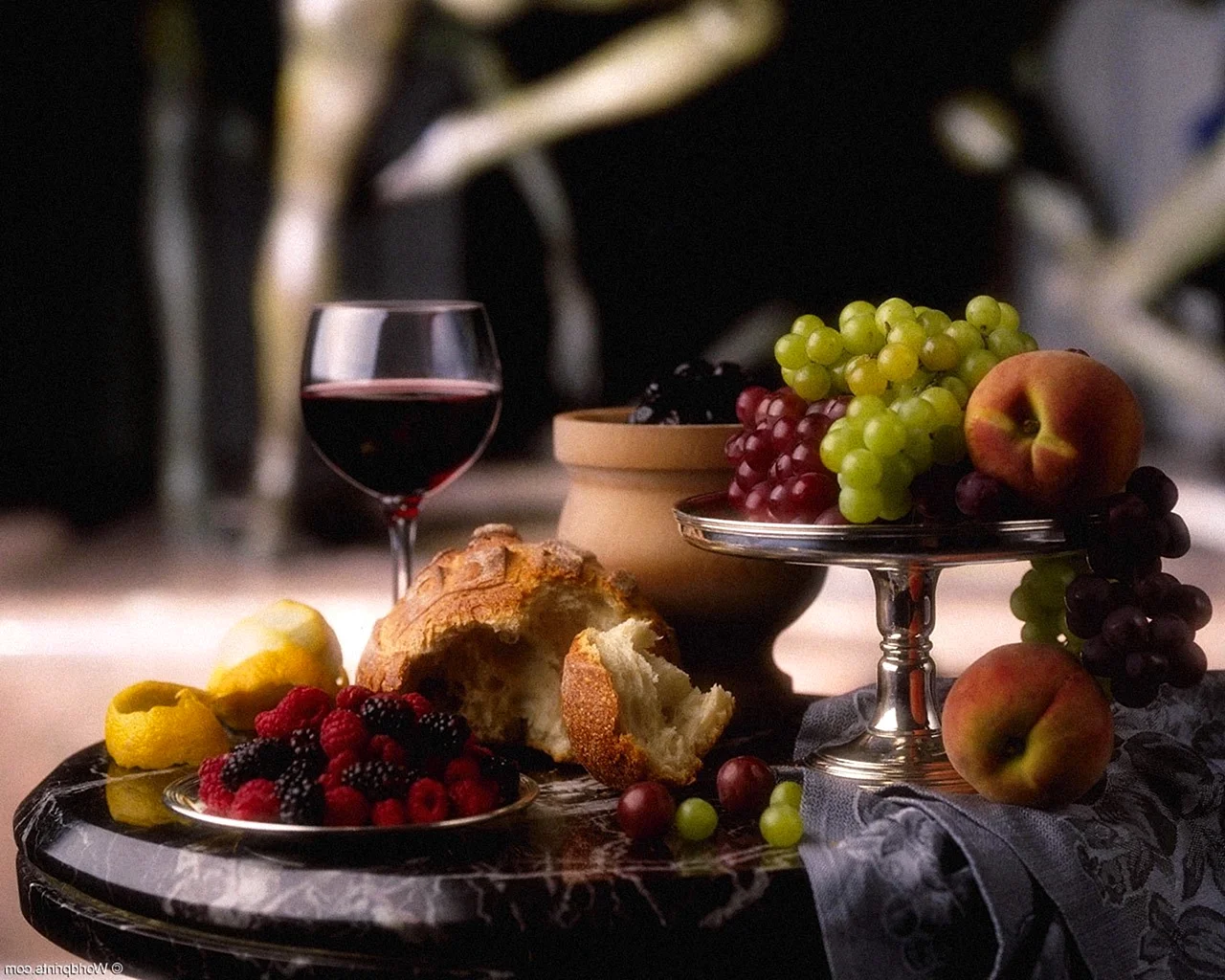Столик с вином и фруктами
