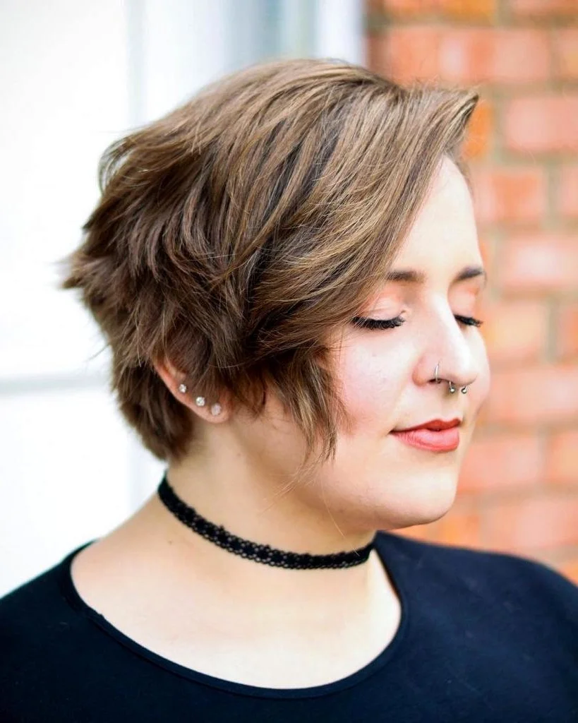 Стрижка Пикси на короткие волосы для женщин за 40 с круглым лицом фото