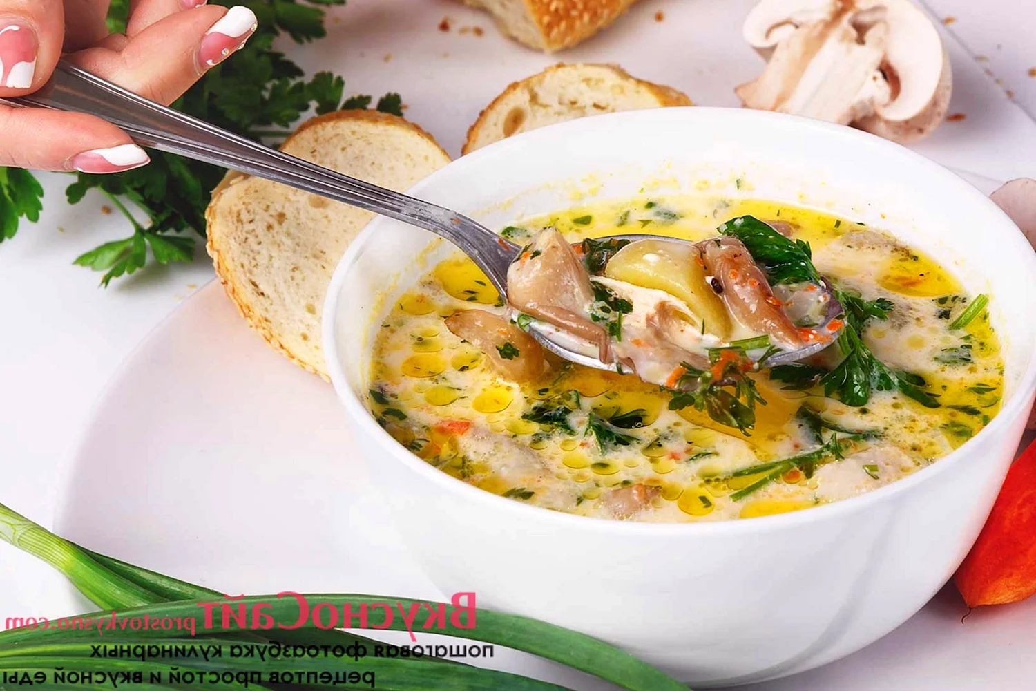 Суп с плавленным сыром и курицей и грибами