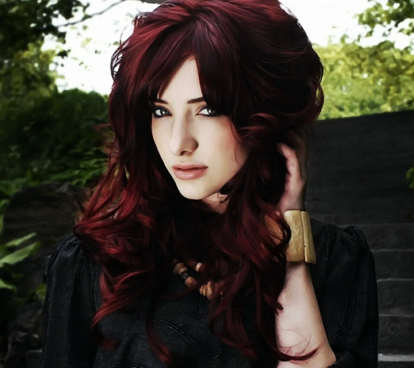 Susan Coffey с красными волосами